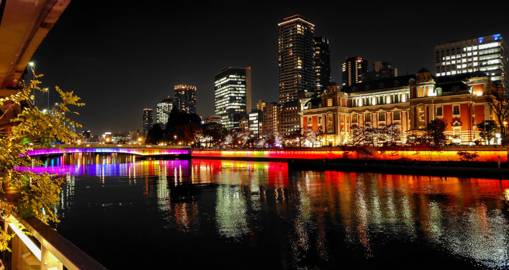 ライトアップされた橋と水辺が広がる中之島の夜景